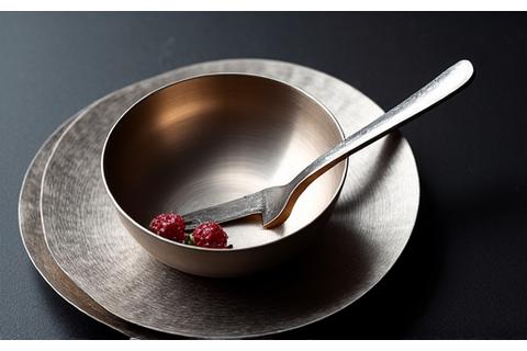 美しい金属製の特注食器のクローズアップ